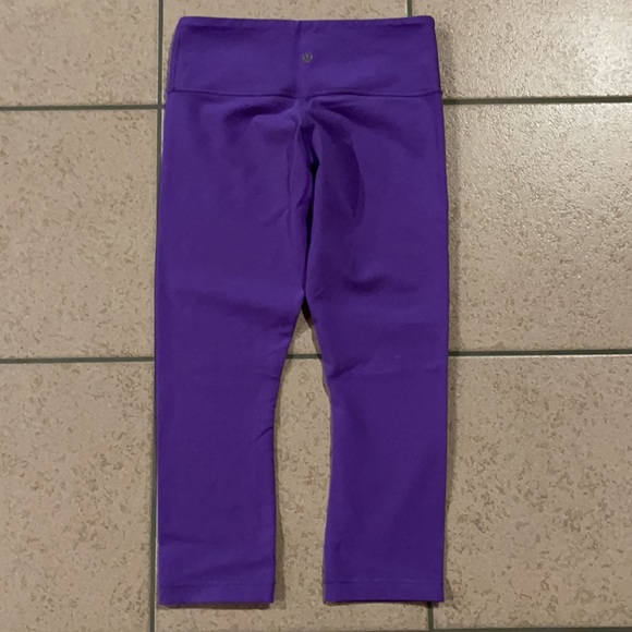 Louloulemon 3/4 length Under Wunder leggings. No piling, excellent condition. - Picture 3 of 3